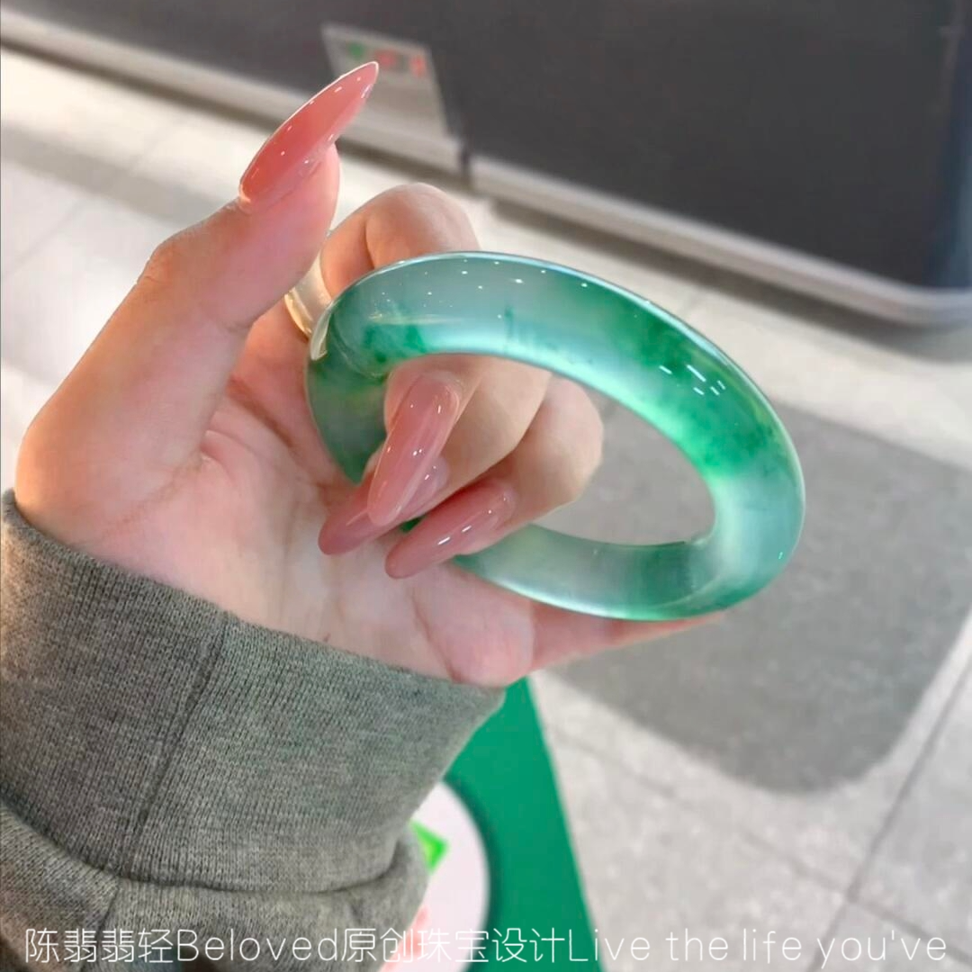 高冰透飘花玉手镯独龙玉手镯圆条手镯石英岩玉绿色飘花镯子送礼物