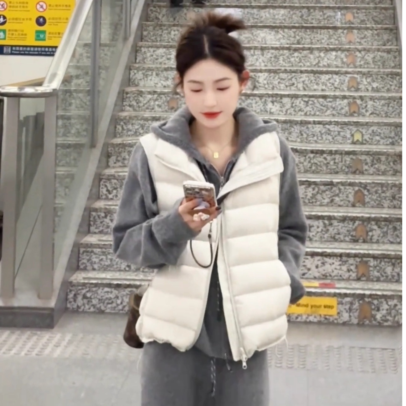 2025秋冬立领白鸭绒时尚马甲短外套女高级感新款时尚洋气背心上衣