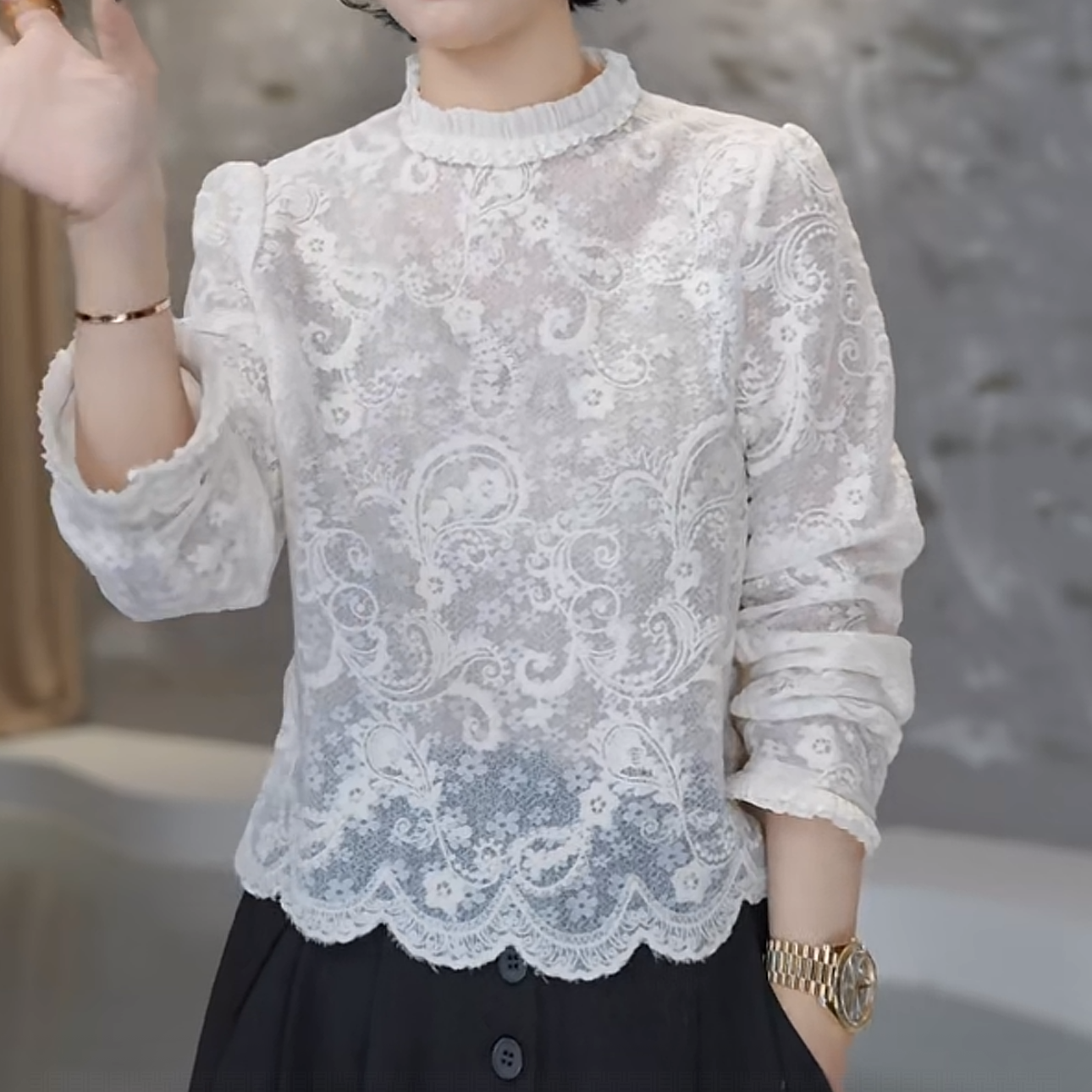 “浮雕”2025冬季新款气质百搭长袖时尚花边领镂空钩花蕾丝打底衫