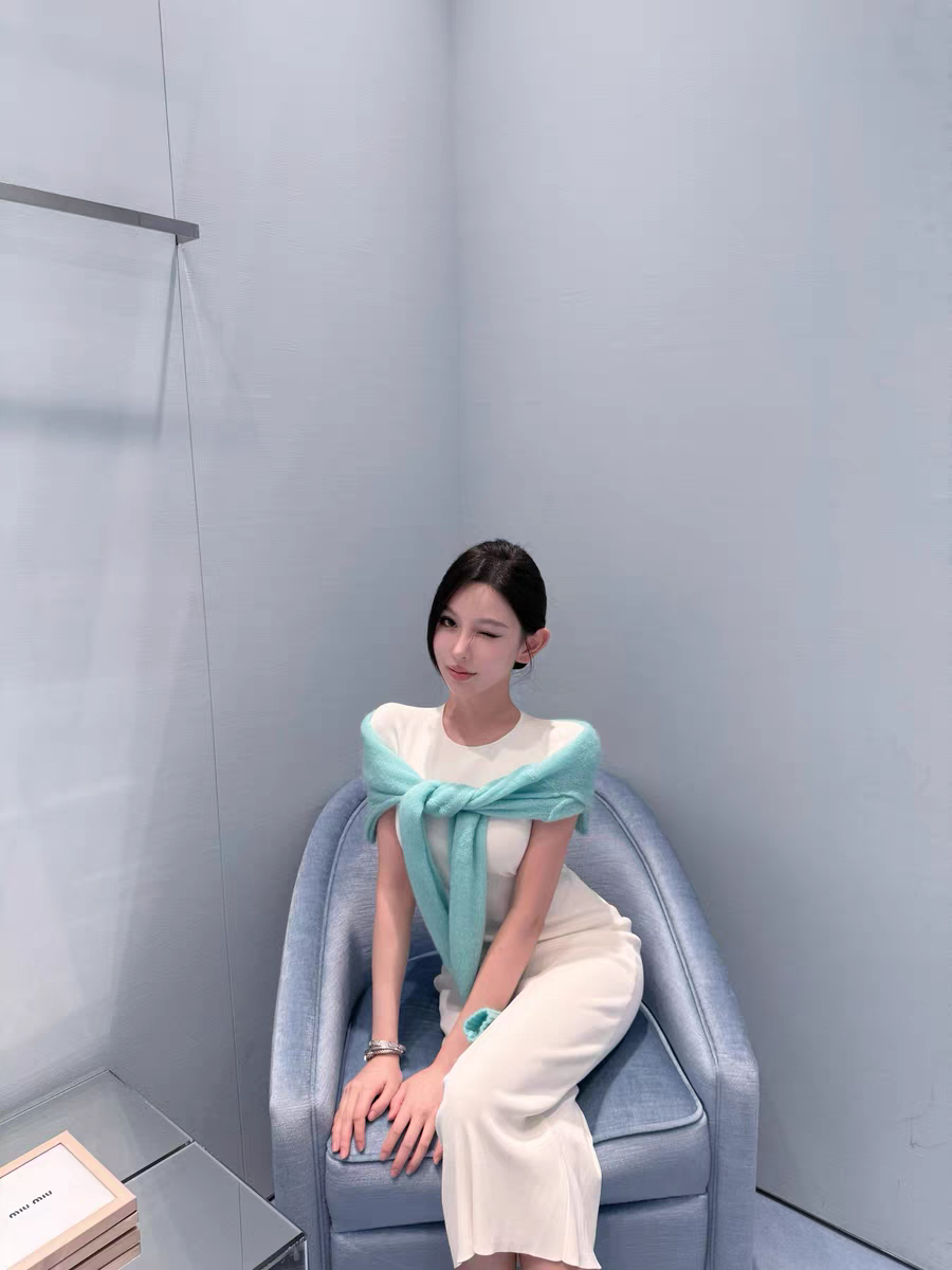 设计感辣妹气质连衣裙女2025早秋新款显瘦披肩