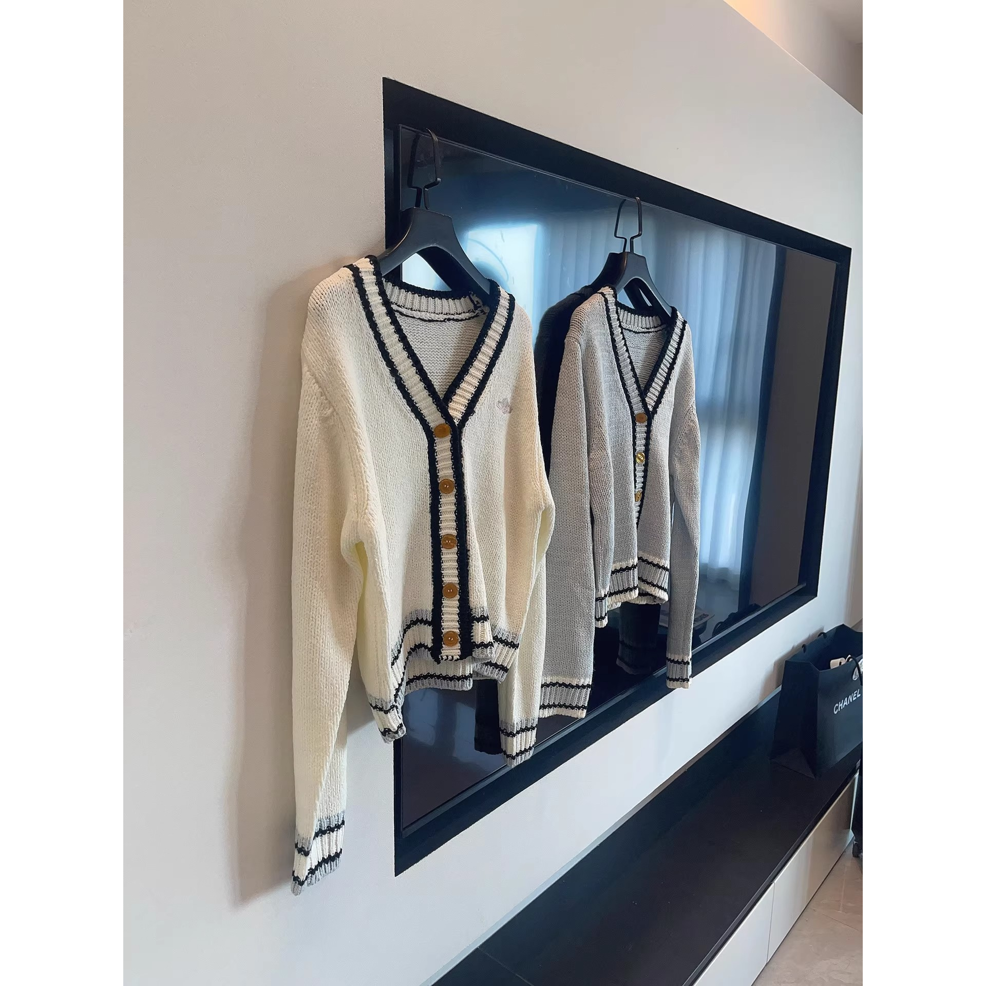 秋季2025新款爆款气质女学院风减龄星球刺绣撞色长袖针织开衫毛衣