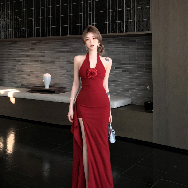 红色挂脖V领露肩连衣裙女绝美高级纯欲性感性感高开叉修身长裙