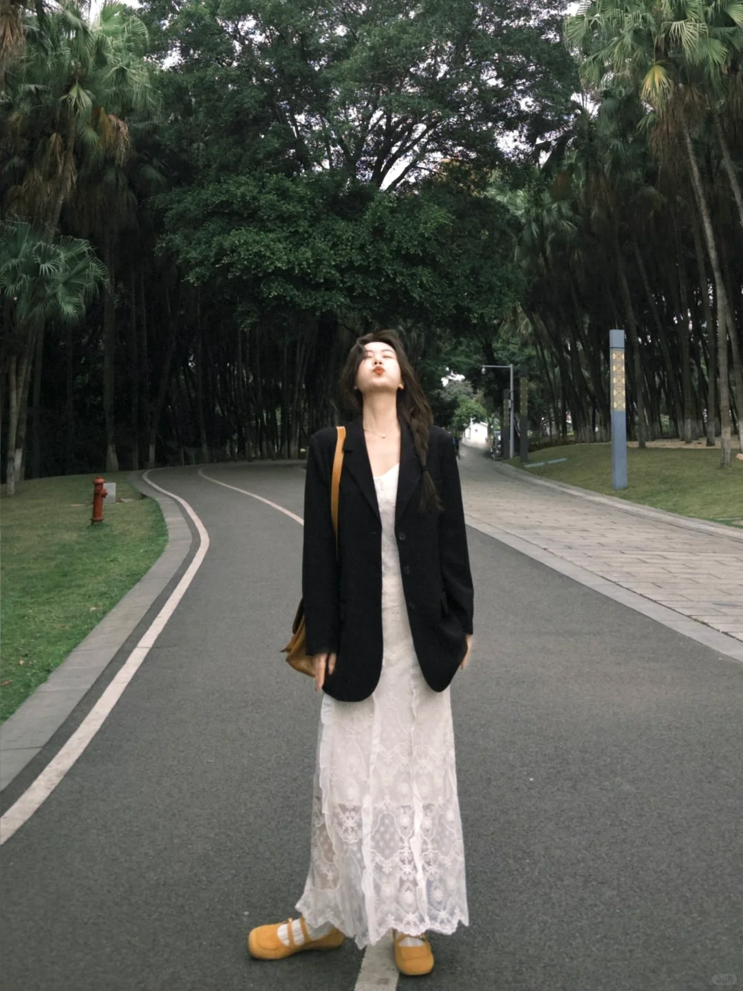 2025早秋搭配一整套高级感黑色西装外套搭配蕾丝连衣裙气质两件套