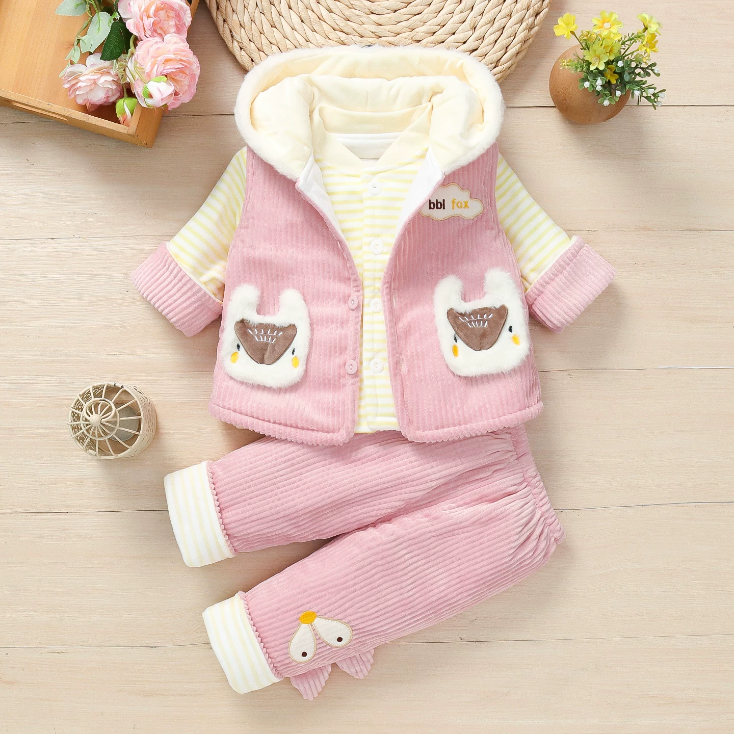 女宝宝春秋夹棉套装0-1-2岁新生男婴幼儿薄棉外出服冬加厚三件套