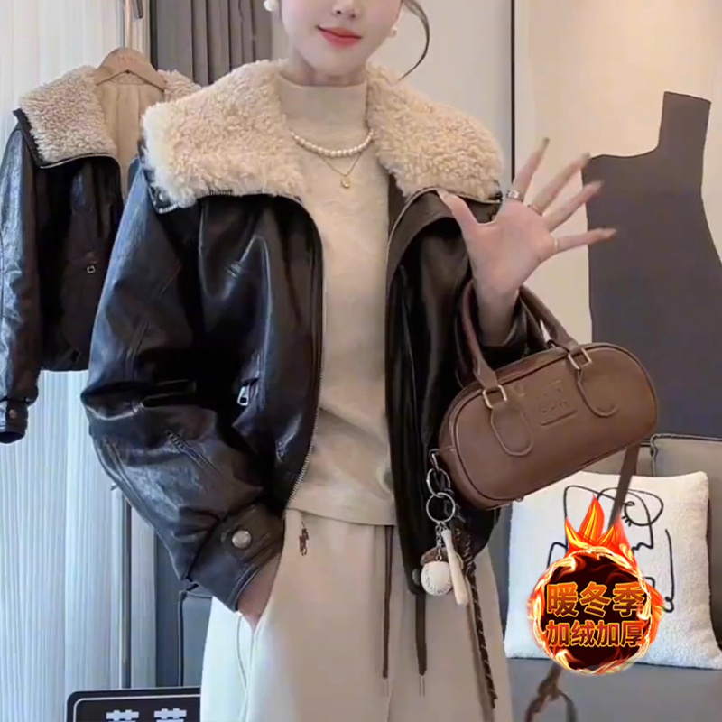 拉夏贝尔高级感加绒皮衣女2025冬季新款保暖羔羊毛领机车服皮夹克