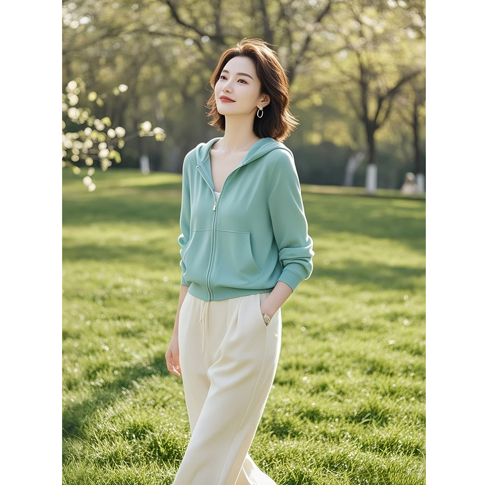 2025年流行的秋季高级感独特漂亮小个子百搭洋气绿色卫衣外套女装