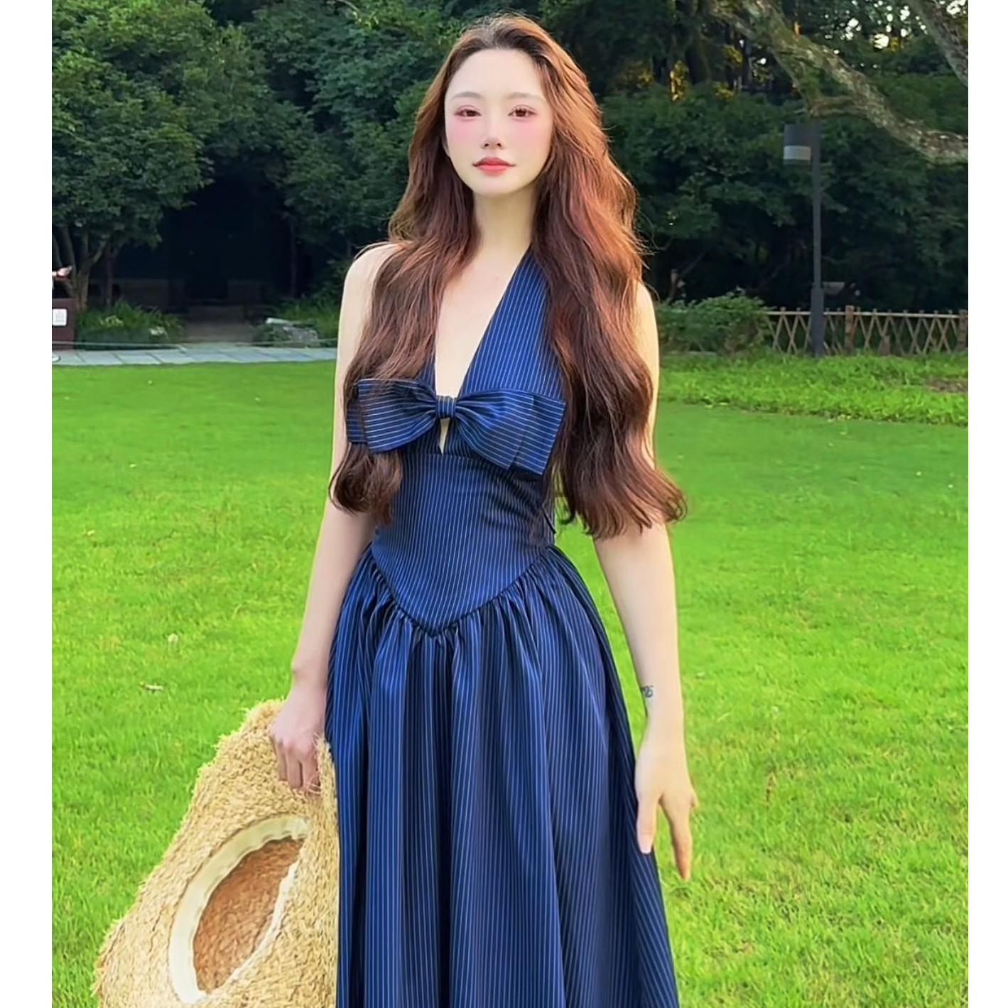 黑白条纹蝴蝶结收腰V领连衣裙法式气质无袖露背挂脖A字长裙