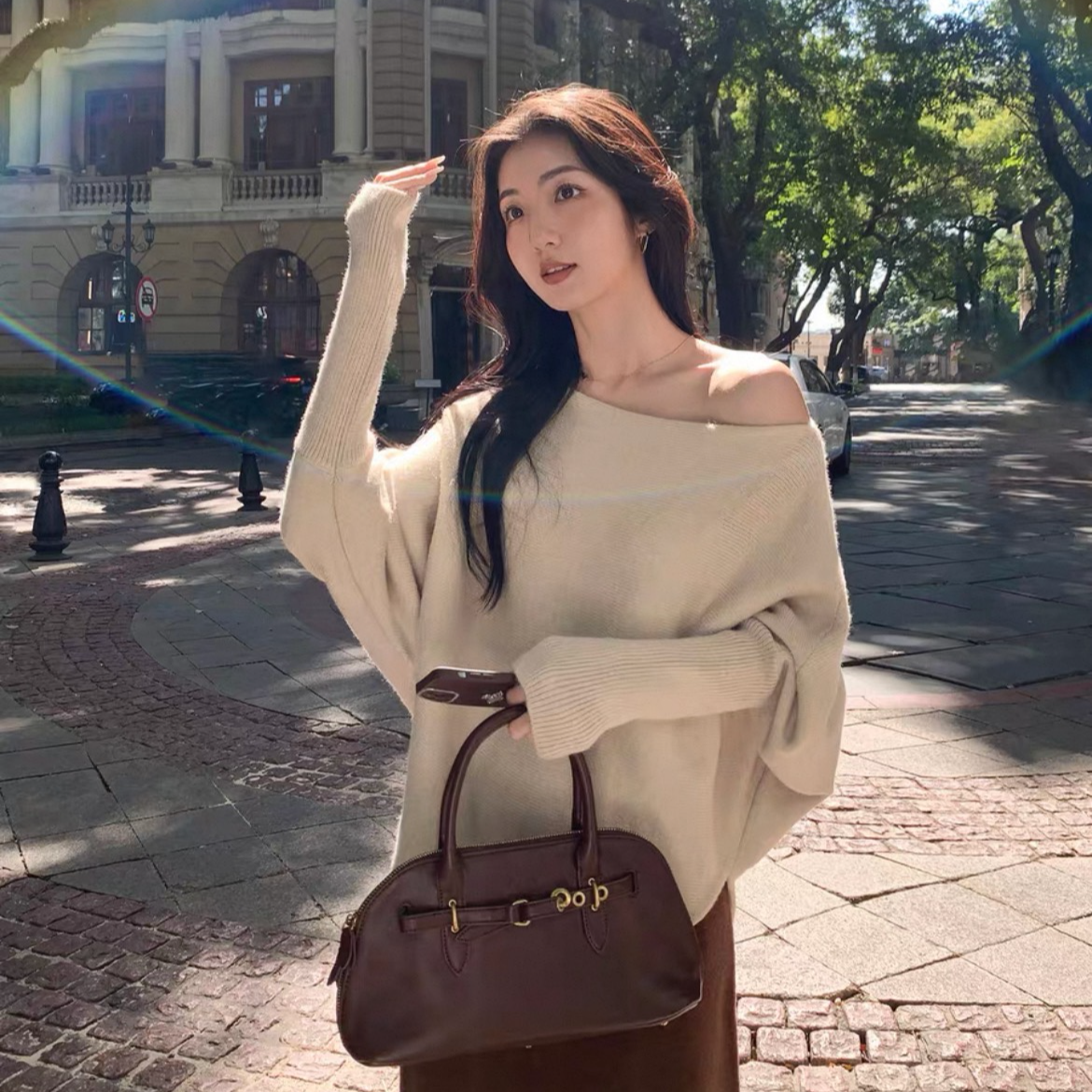 法式甜美蝙蝠袖软糯针织毛衣女秋季新款慵懒松弛感百搭斜露肩上衣