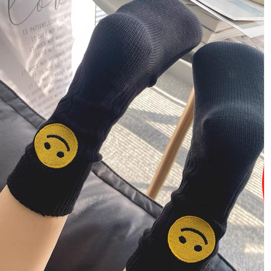 港维斯黑白新款简约袜子女后跟可爱笑脸中筒袜日系堆堆袜纯色