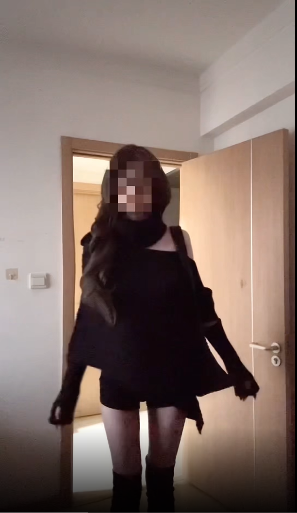 2025年冬季新款设计感露肩不规则皱褶斗篷上衣配显瘦短裤两件套女