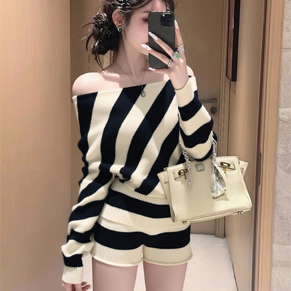 2025秋季超火一整套炸街减龄时尚大方得体穿搭条纹毛衣两件套装