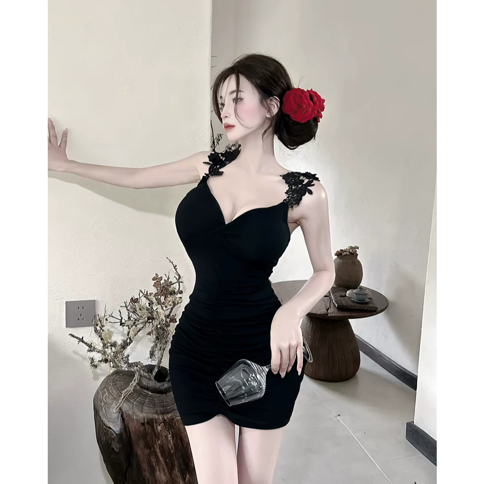性感纯欲风吊带连衣裙蕾丝钩花露背包臀短裙高级感气质修身短裙