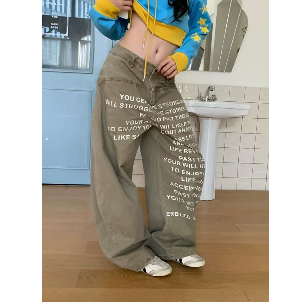 美式复古字母印花卡其色牛仔裤女秋季新款宽松阔腿直筒裤弯刀裤子