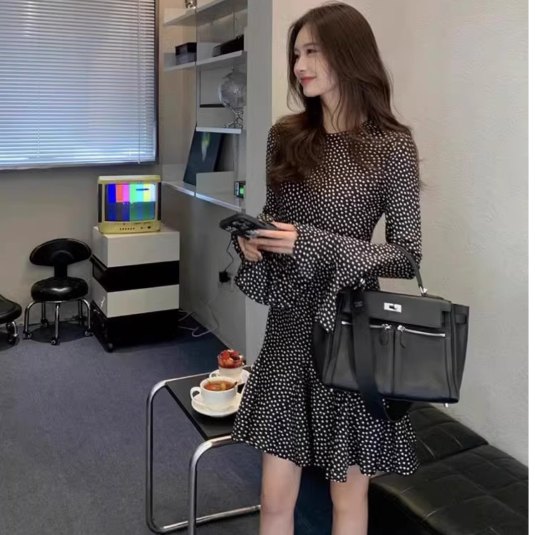 连衣裙女春秋新款高级法式荷叶边波点气质百搭显瘦修身收腰打底裙