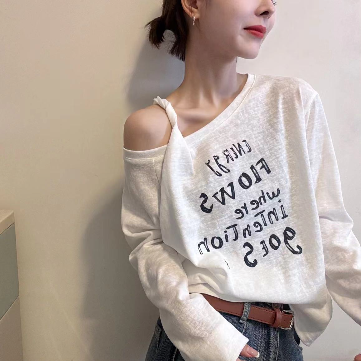 白色斜领露肩字母印花T恤女2025早秋季新款宽松长袖斜领外穿上衣