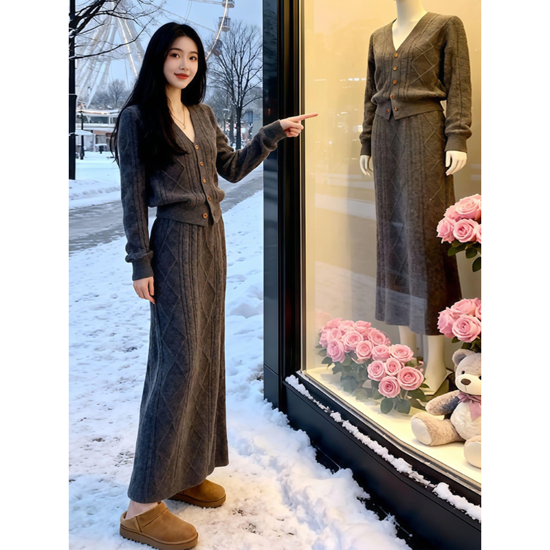 2025年冬季超火高级感减龄V领灰色针织衫高腰半身裙两件套装女