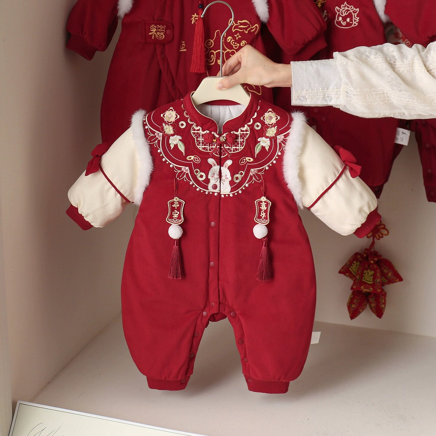 女宝宝拜年服夹棉秋冬装满月百天周岁礼服红色婴儿刺绣国风连体衣