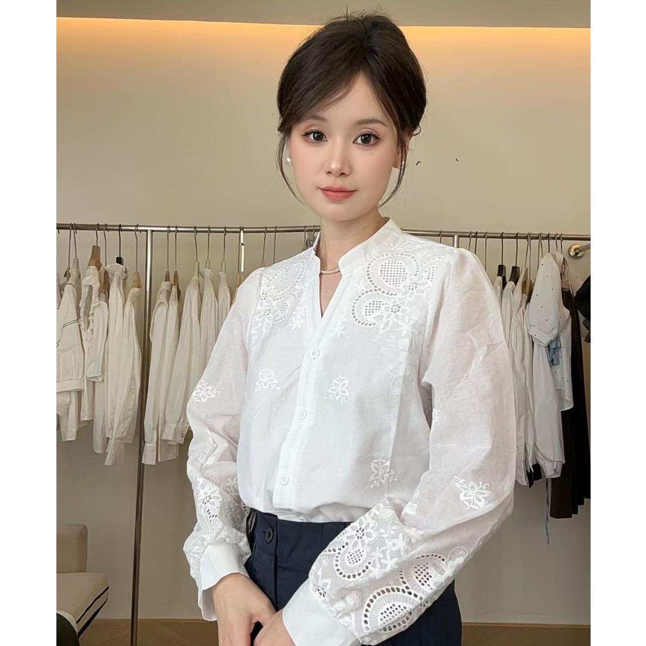 纯色衬衫女2025秋季绣花镂空长袖V领衬衣洋气减龄通勤小衫