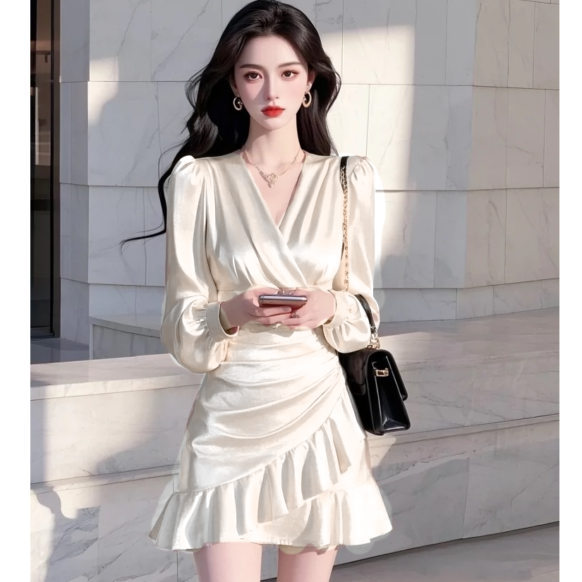 高端香槟色长袖缎面连衣裙2025早春季约会钓系法式荷叶边收腰长裙