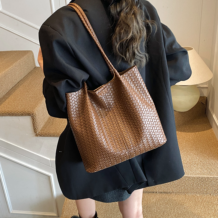 简约复古软皮编织包包2025秋冬穿搭高级感通勤单肩包托特包子母包