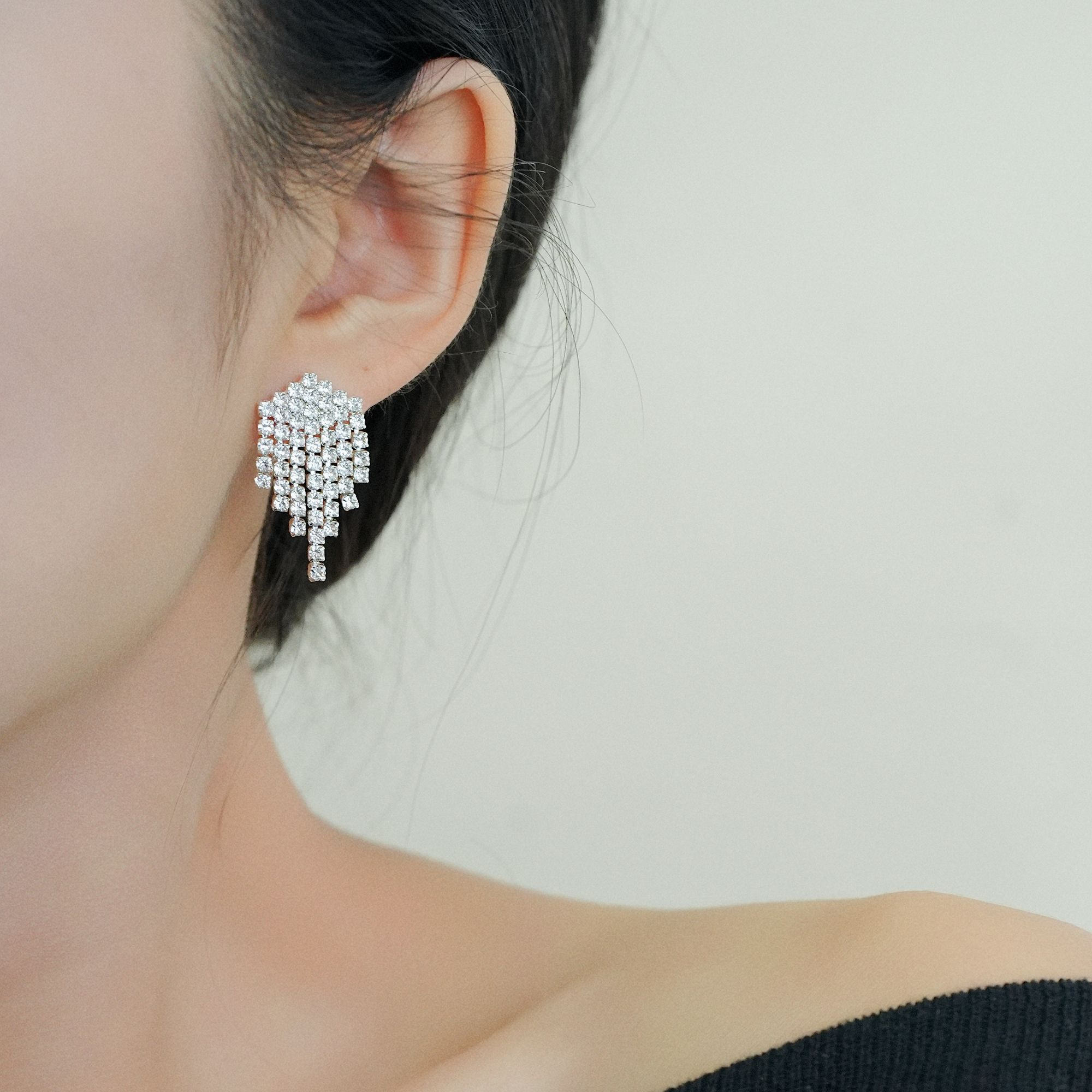 铜合金耳饰 高级感流苏耳环女闪耀灵动锆石耳钉短款耳坠耳环复古