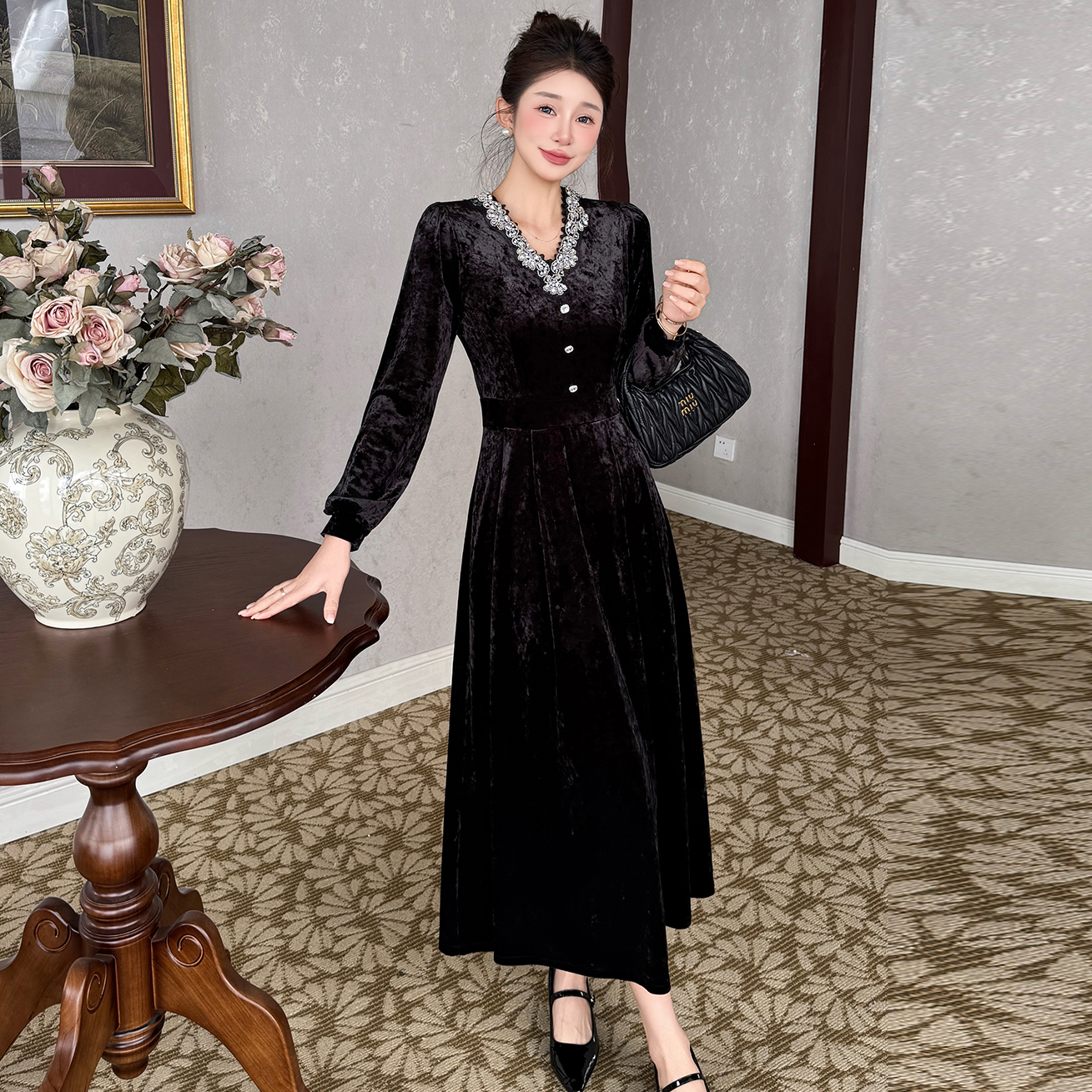 2025秋冬名媛气质大码轻奢显瘦丝绒重工钉珠温柔风复古大摆连衣裙