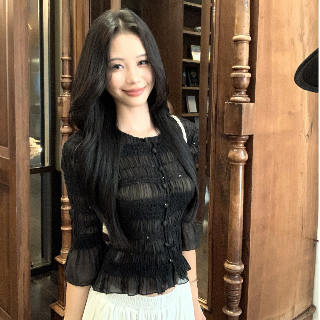 老钱风黑色褶皱长袖蕾丝衫女秋季高级感纯色显瘦修身小众上衣