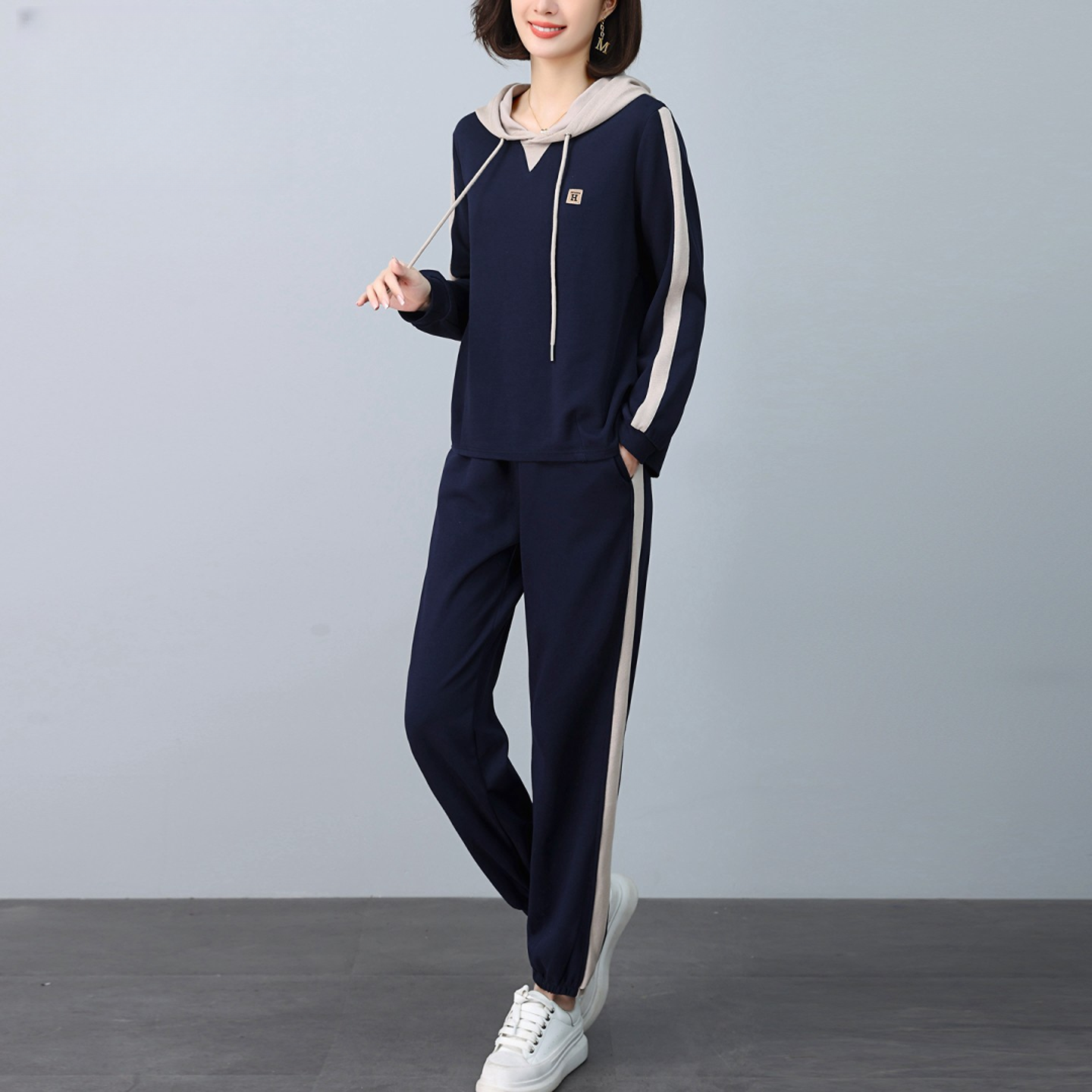 中年妈妈休闲运动套装女2025年春秋新款宽松大码连帽拼接卫衣卫裤