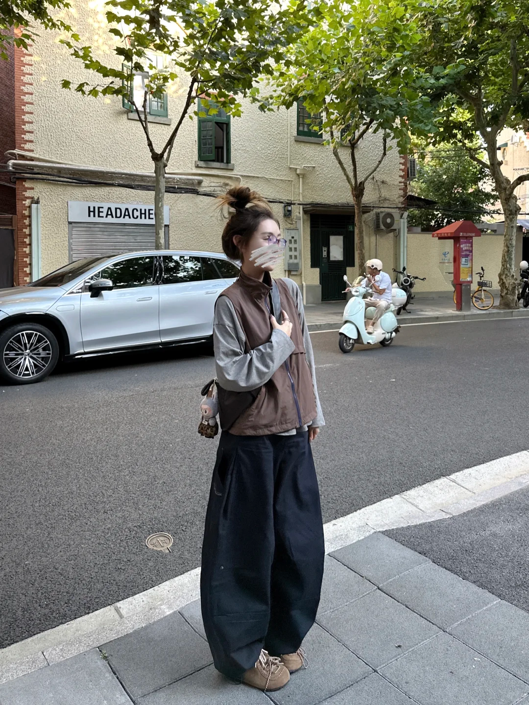 2025早秋新款韩系松弛感穿搭打底衫咖色马甲搭配休闲裤休闲三件套