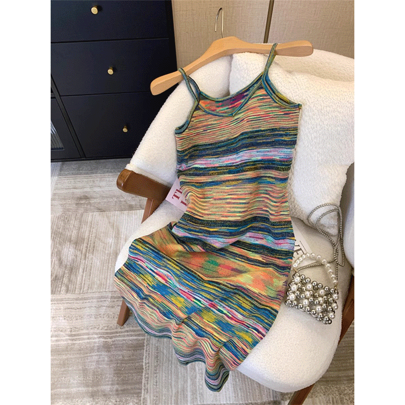 新品彩虹条纹连衣裙女2025夏季新款旅游度假百搭段染针织吊带长裙
