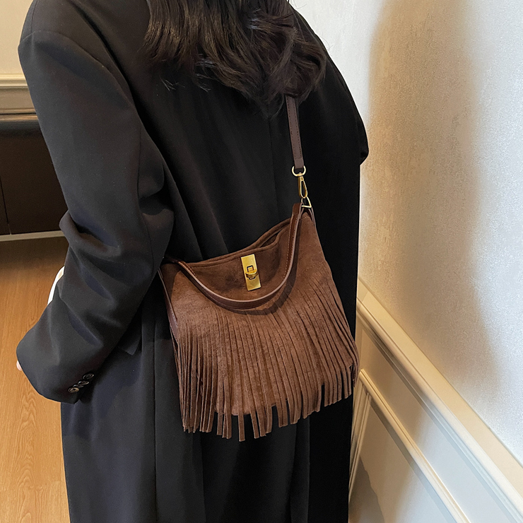 秋冬复古麂皮绒包包女式2025新款休闲百搭斜挎包小众流苏包水桶包