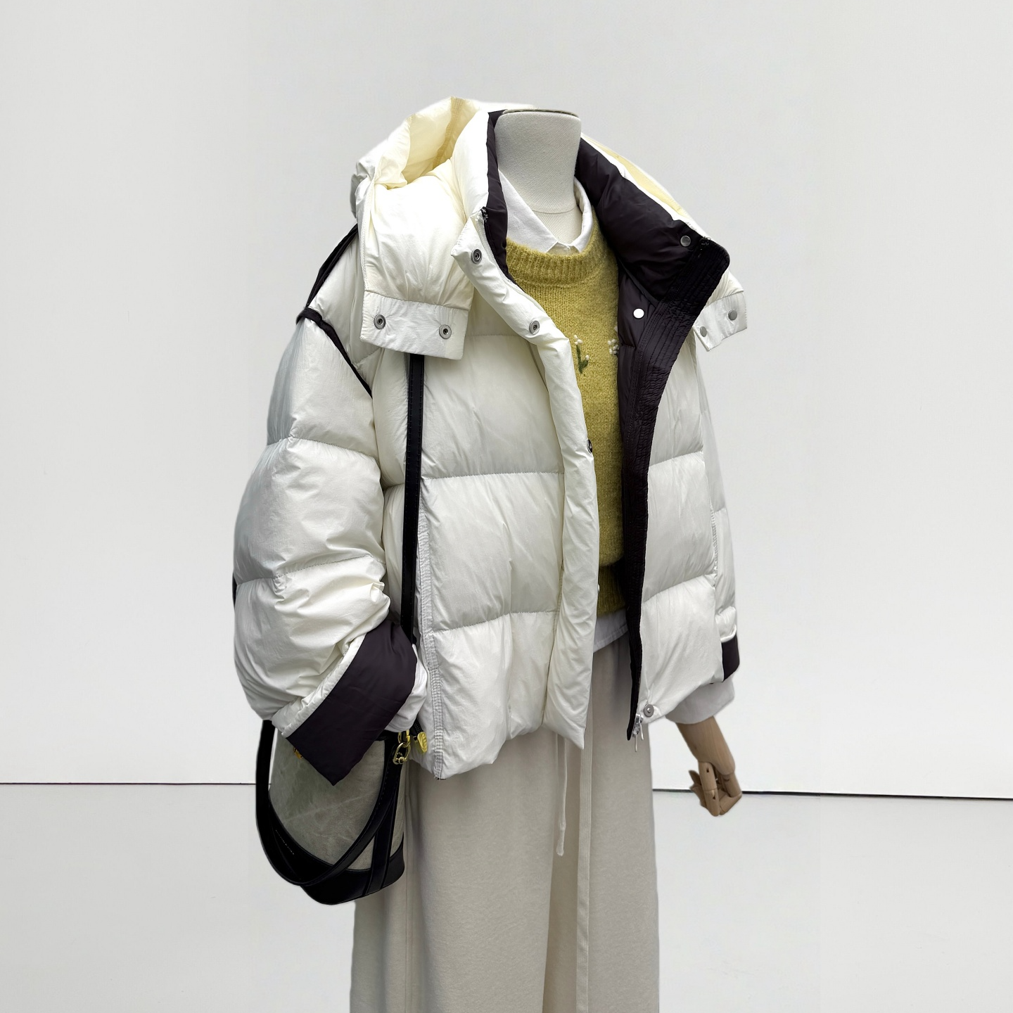 白色时尚气质包边羽绒服外套女连帽设计2025冬新款御寒保暖面包服