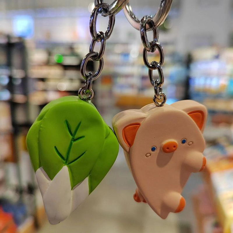 猪拱白菜挂件钥匙扣爱心情侣猪猪蔬菜磁吸心形玩偶挂饰品