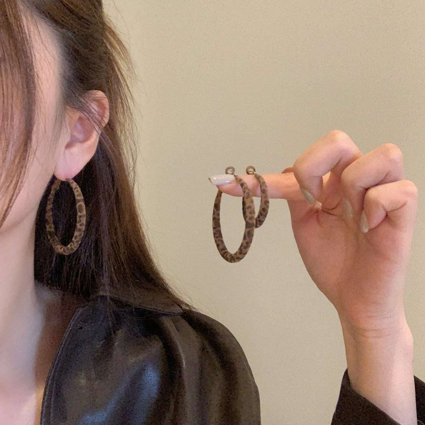 铜合金耳饰 复古港风豹纹丝绒圈圈耳环女高级感气质耳钉素圈耳饰
