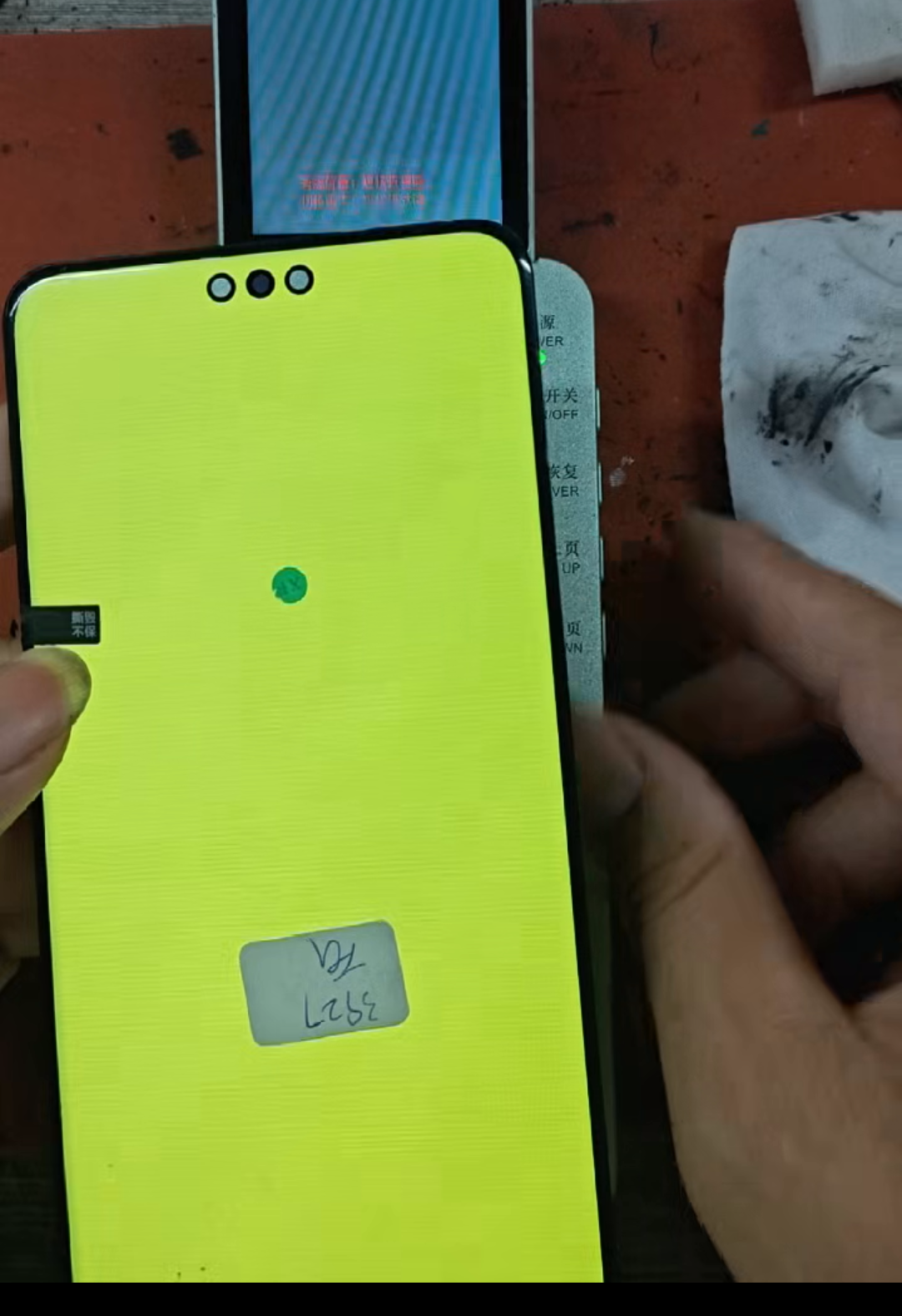 华为mate60pro手机屏幕绿屏进水黑屏压排修复