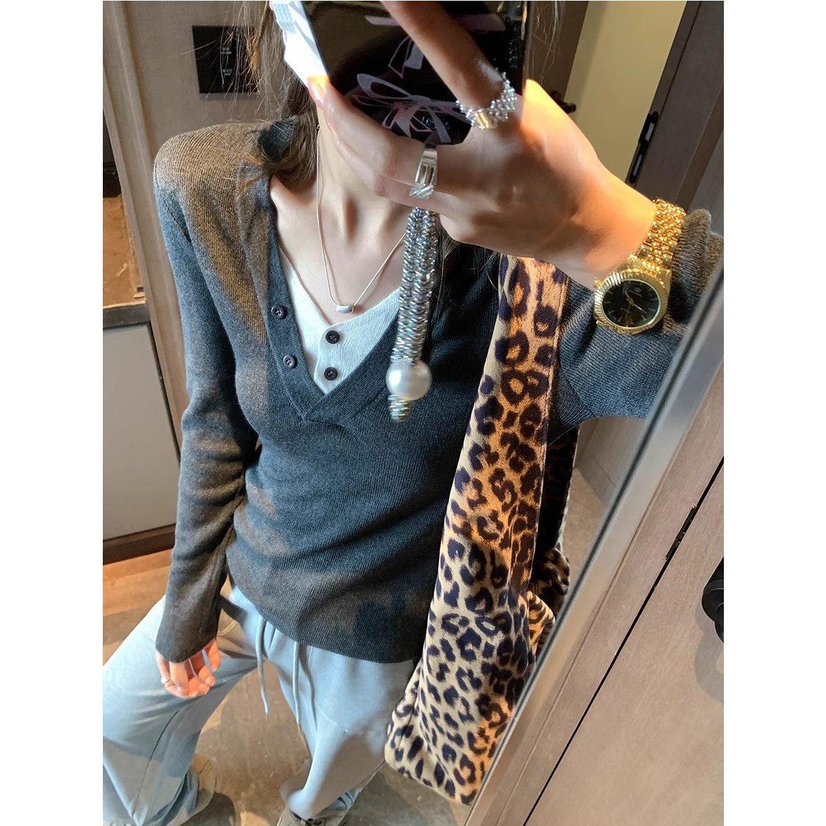 撞色拼接V领假两件长袖针织衫女2025秋季新款修身弹力打底衫上衣