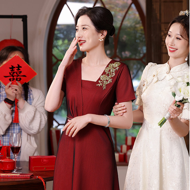 婚礼妈妈礼服新款喜婆婆婚宴装小个子连衣裙结婚高贵红色喜服旗袍