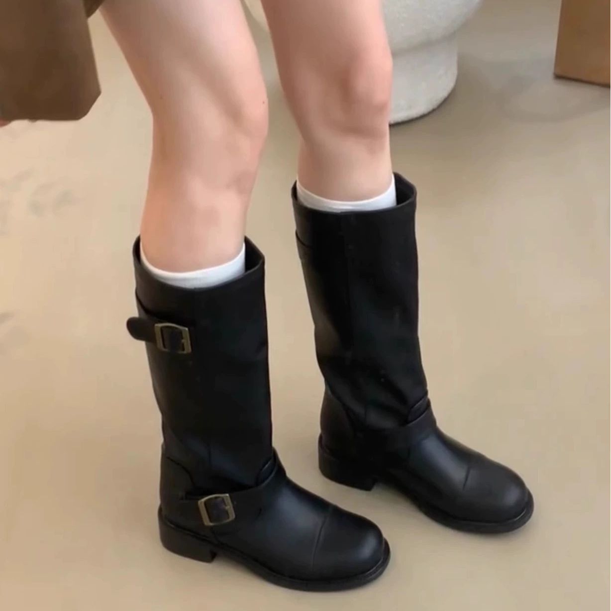 牛皮版~软皮英伦风厚底皮带扣宽筒中筒机车靴骑士靴女马丁靴长靴