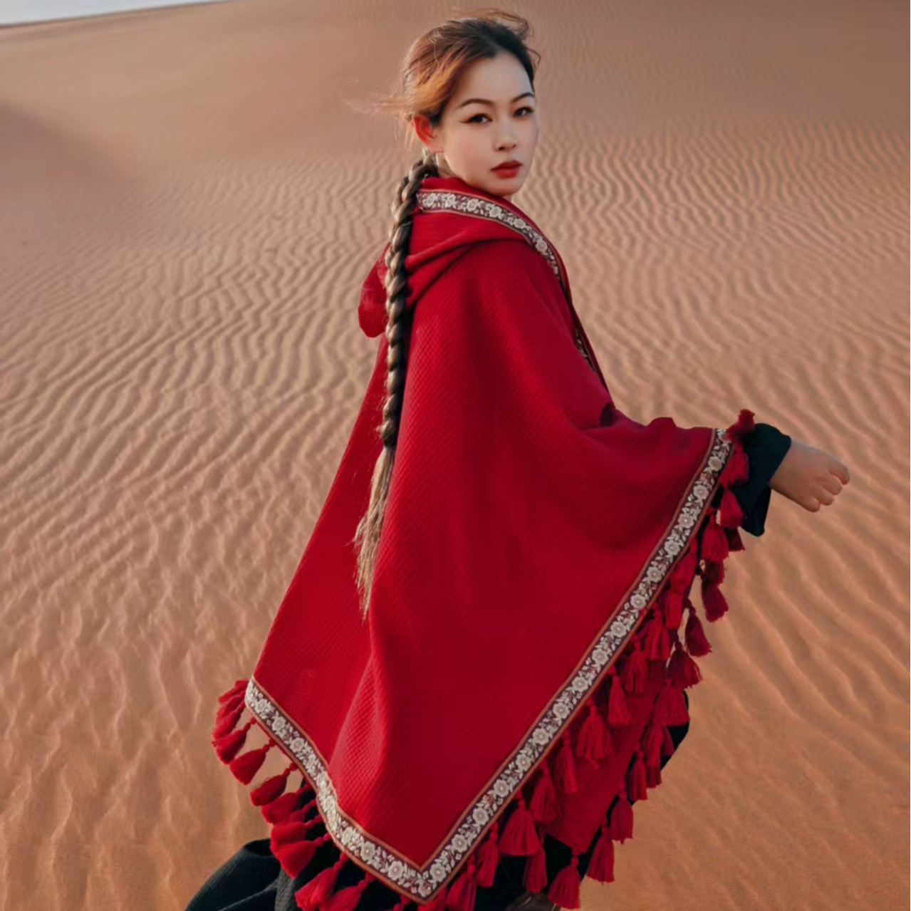 【董艺旅行穿搭】火凤凰红斗篷连帽披肩旅行拍照流苏长围巾