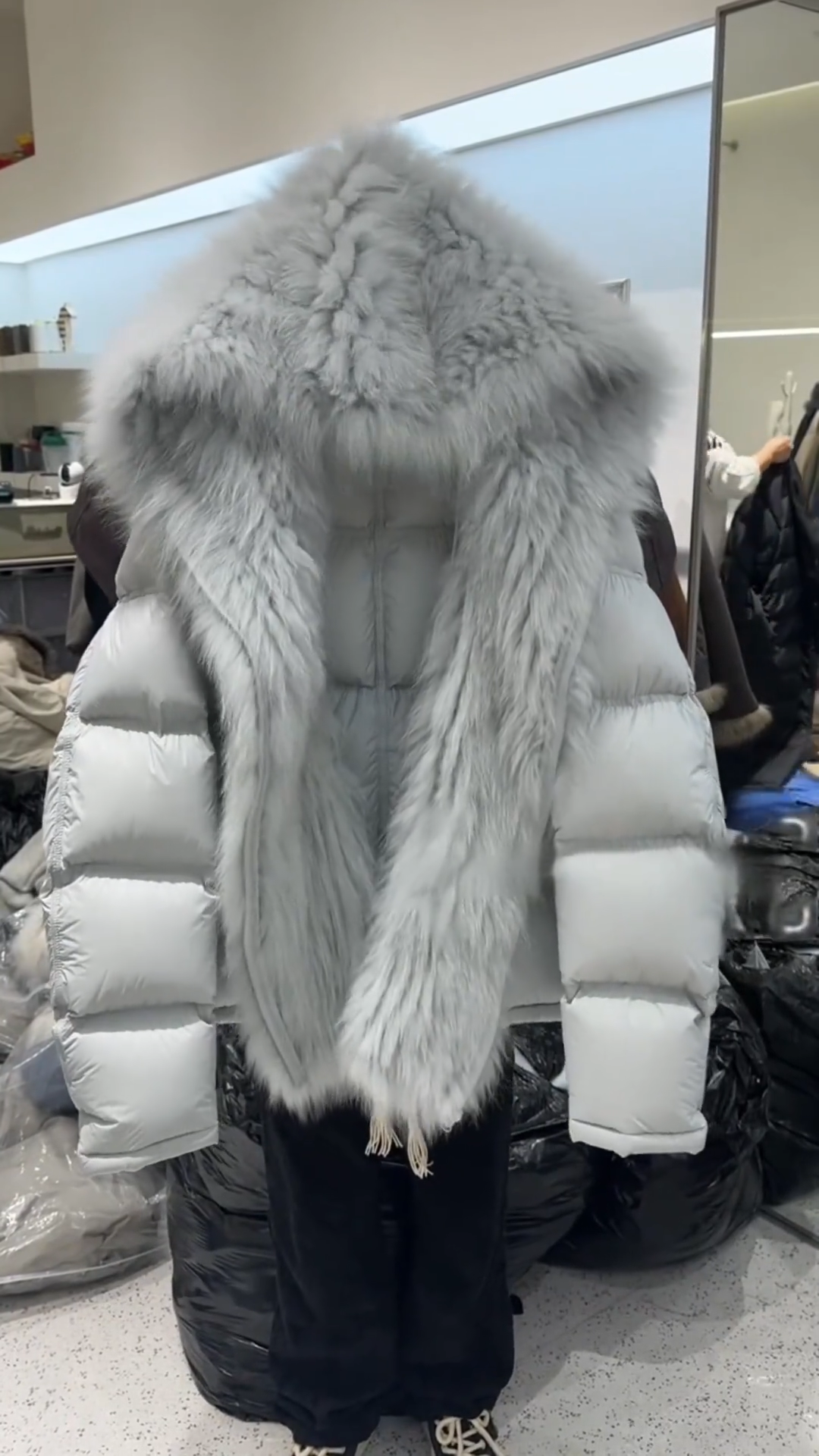 韩版设计感毛毛连帽羽绒服女2025冬季高端欧货大大毛领加厚短外套