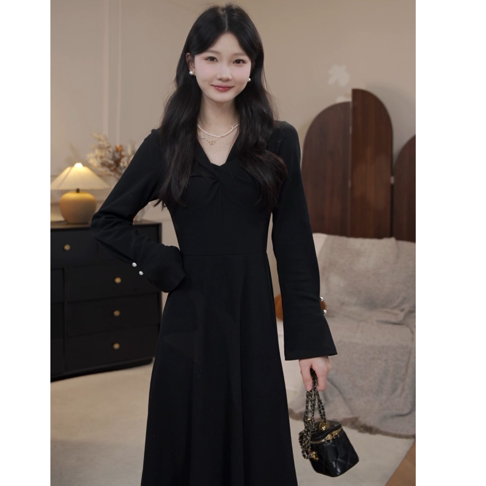 鹿向南「馥郁晚香」现货气质设计感女秋季新款显瘦V领连衣裙