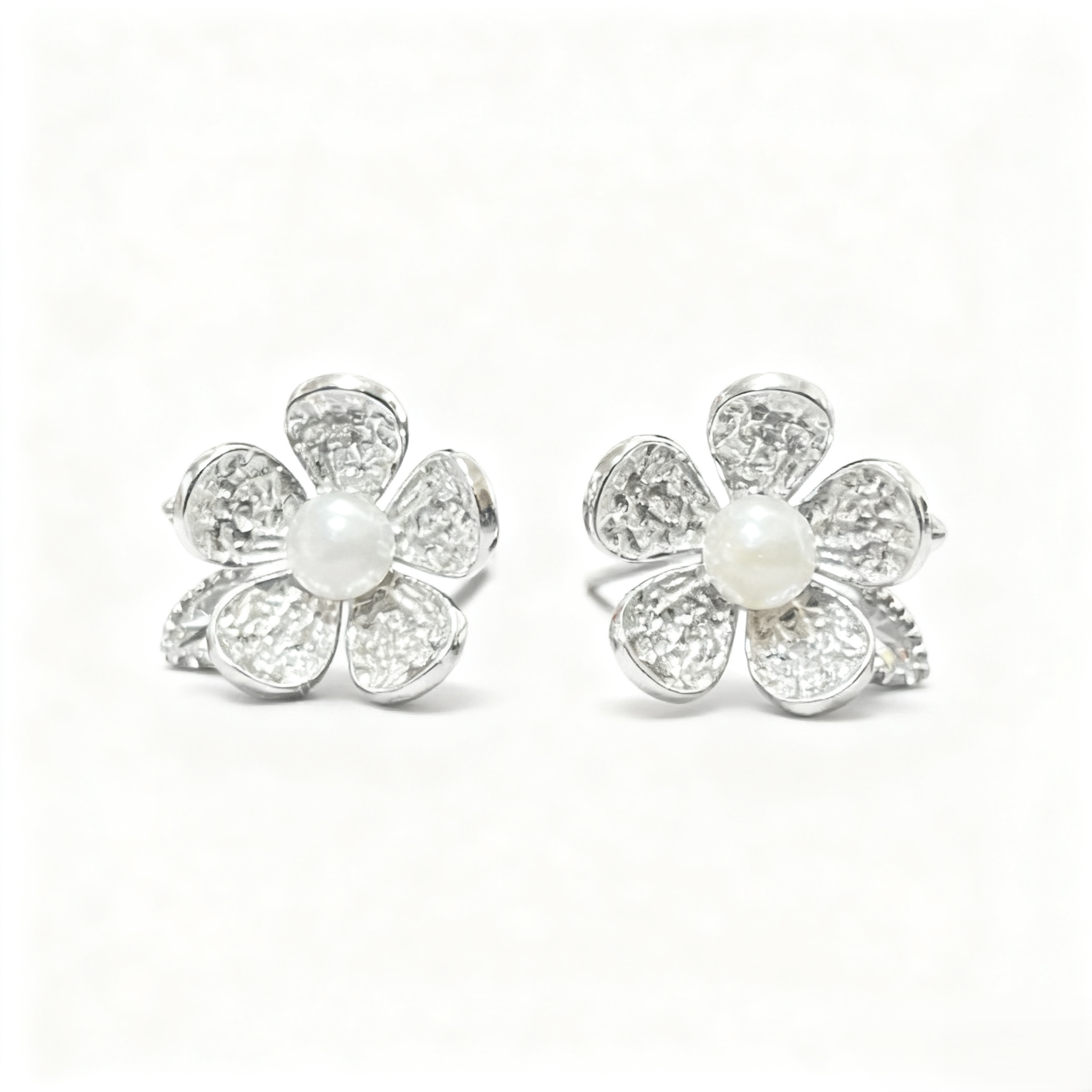 通体S925淡水珍珠花朵耳钉百搭轻奢白色
