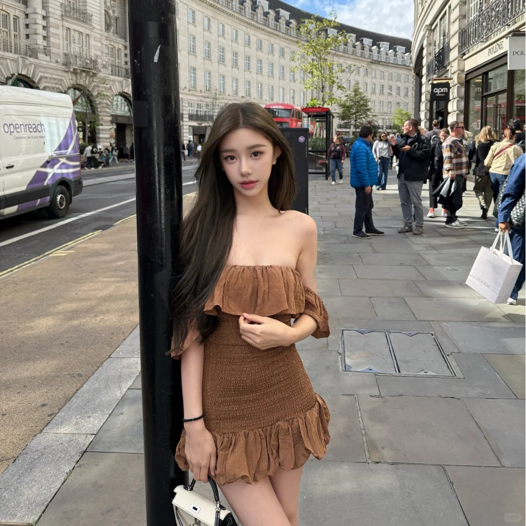 2025秋季新款韩版抹胸型一字领露锁骨修身性感包臀荷叶边连衣裙女