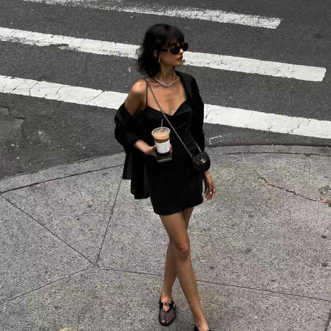 黑色V领性感吊带连衣裙女2025夏季法式气质小礼裙时尚辣妹小黑裙