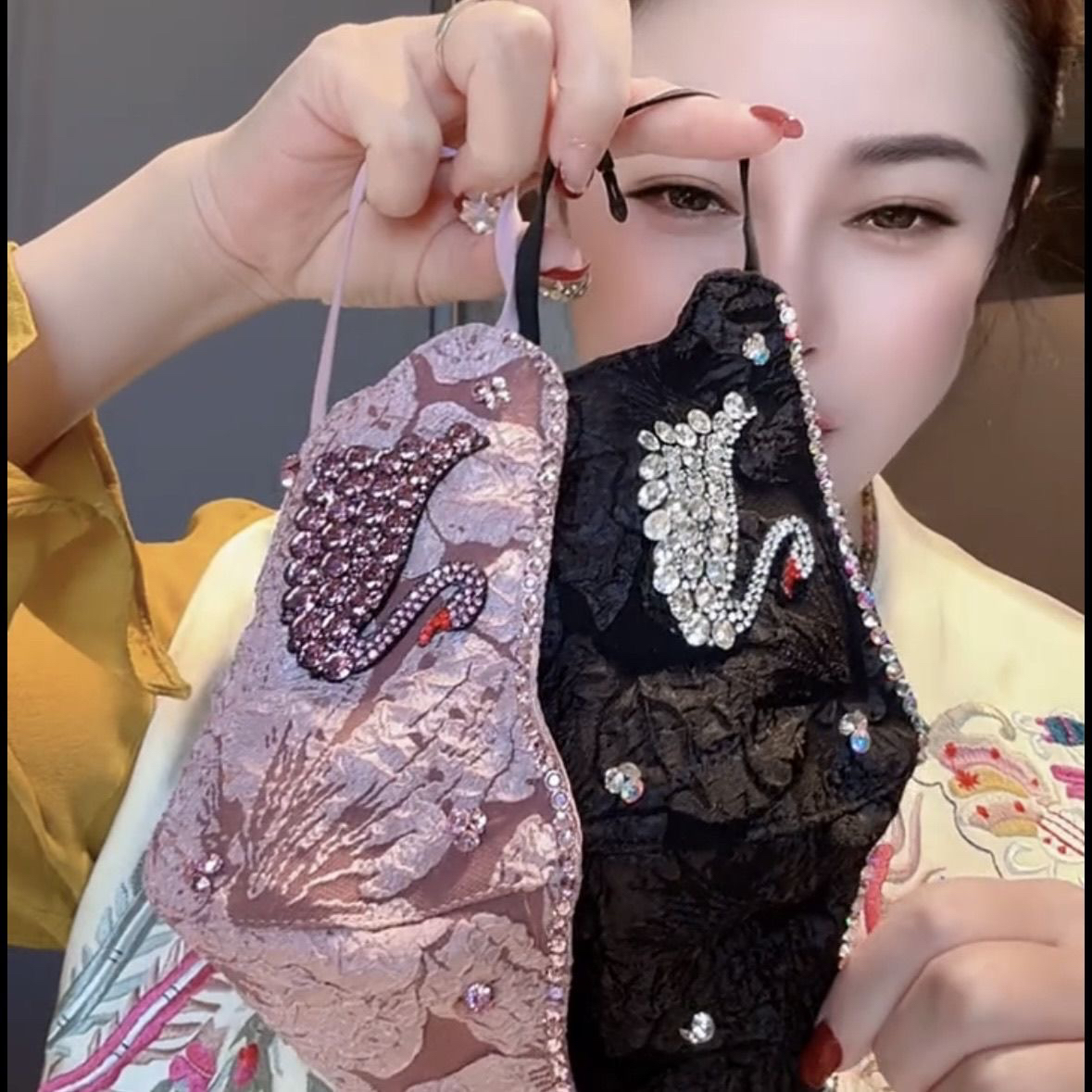 2025新款带钻面罩网红缎纹蝴蝶压花天鹅水钻超闪装饰口罩秋冬季