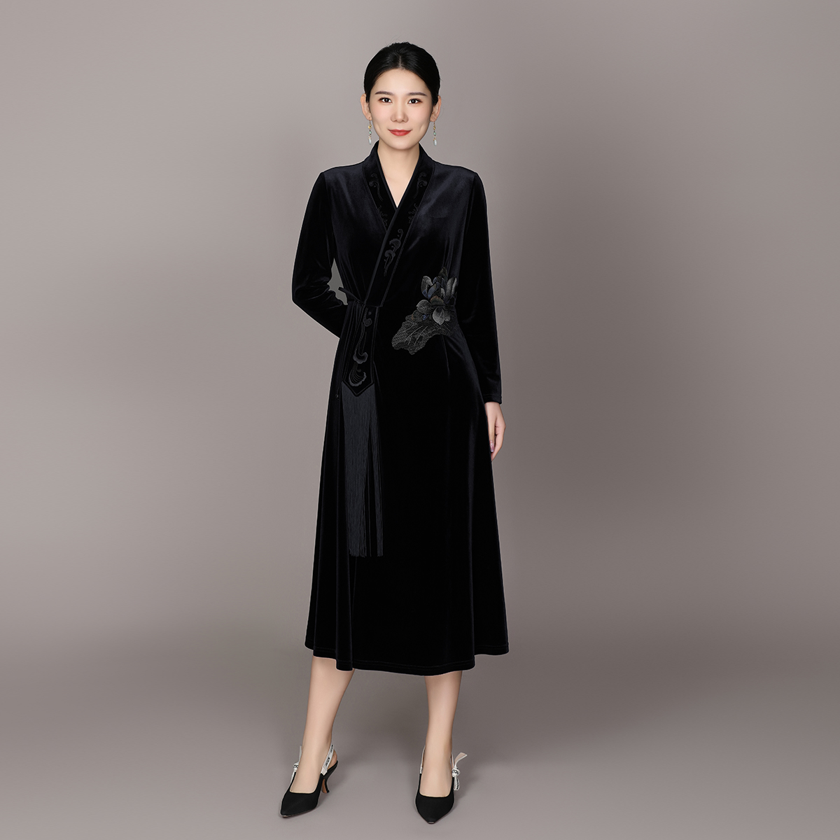 【丝绒】中国风精致刺绣复古气质轻奢贵气女荷韵丝绒连衣裙ACL11512