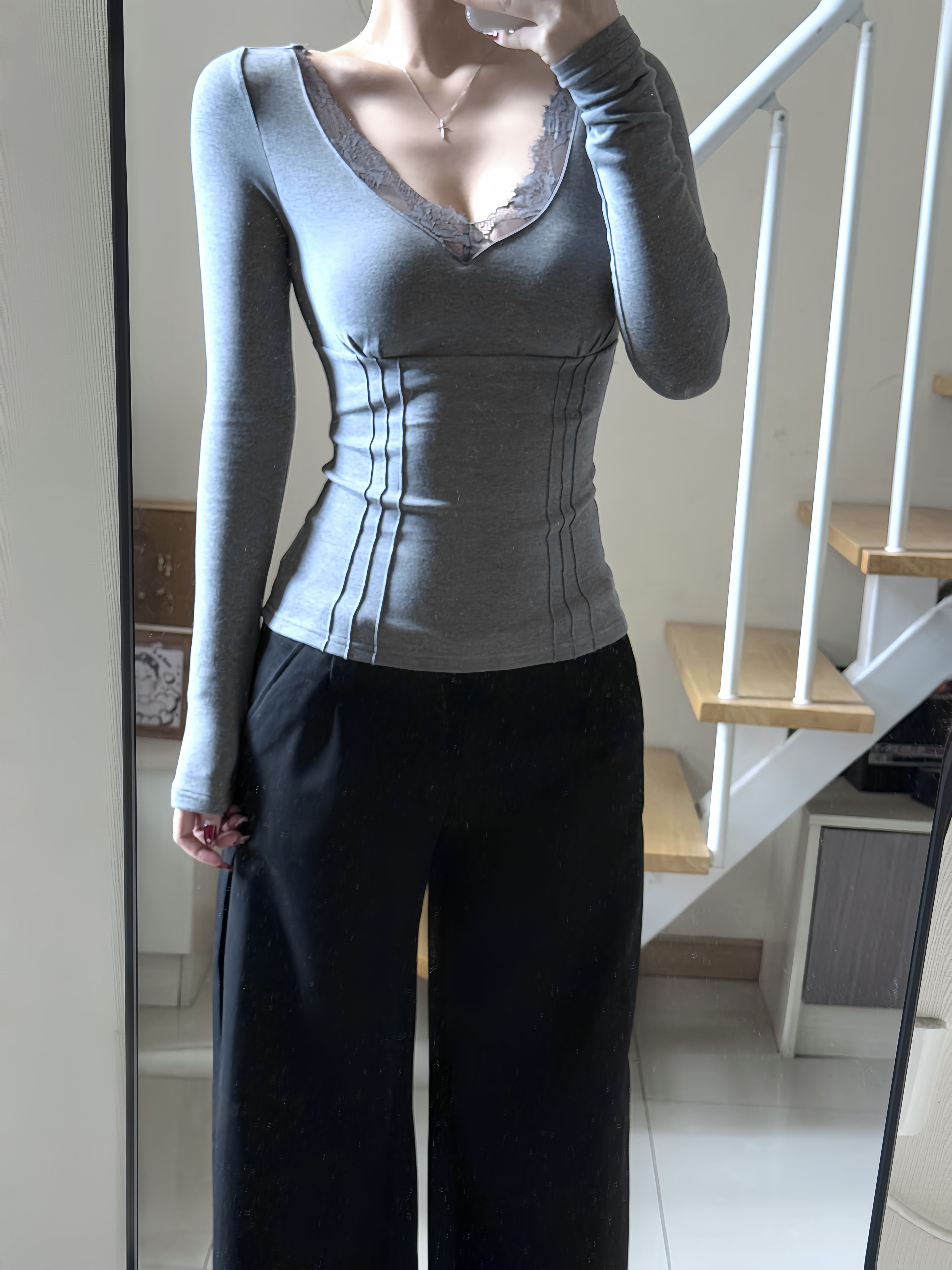 韩系辣妹性感蕾丝拼接露背长袖打底衫女秋季纯欲修身显瘦针织上衣