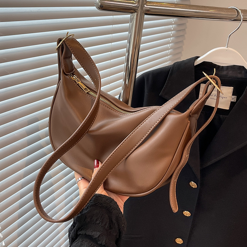 艾米兔女包爆款2025新款流行饺子包气质百搭斜挎包上班通勤单肩包