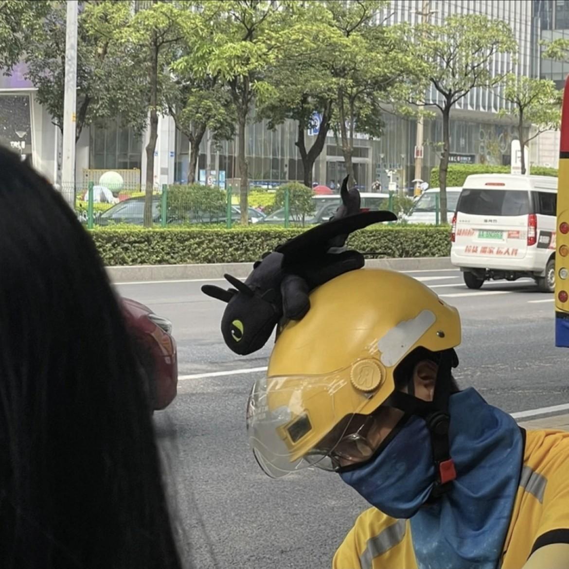 【翅膀可动】摩托车头盔无牙仔机车装饰3M胶黏贴公仔个性显眼装饰品