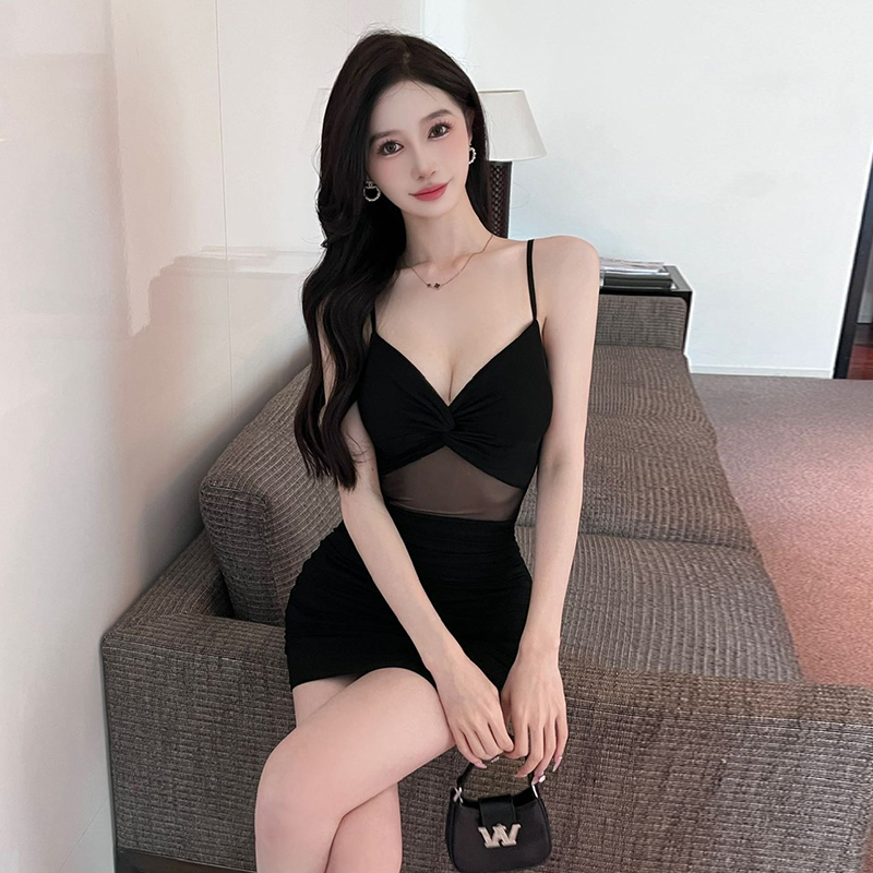 时尚低胸性感辣妹吊带连衣裙夏季显瘦气质纯欲风黑色露背小黑裙女